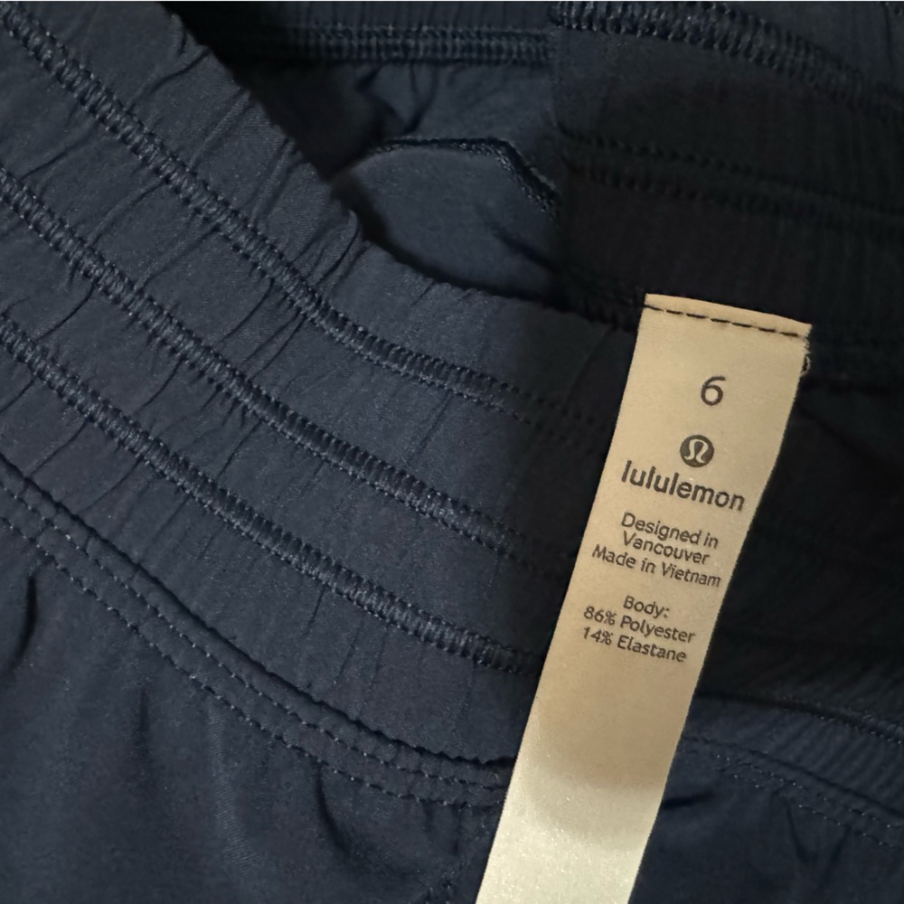 Lululemon size 6 lightweight & flowy navy Pants